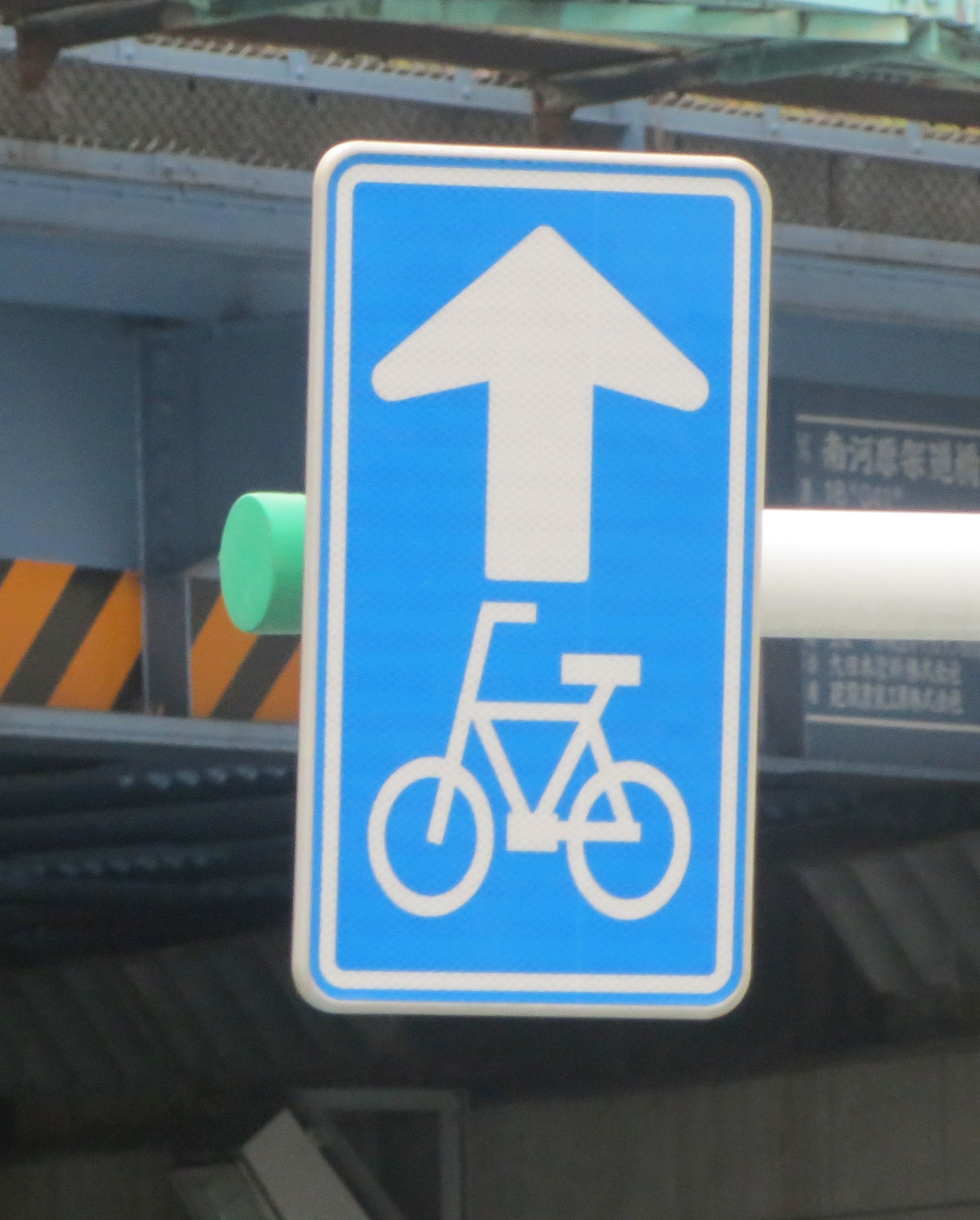 日本緑十字社　路面用標識　一方通行　９００×６００ｍｍ　軟質エンビ　テープ付　１０１０３０　１枚 （メーカー直送） - 1