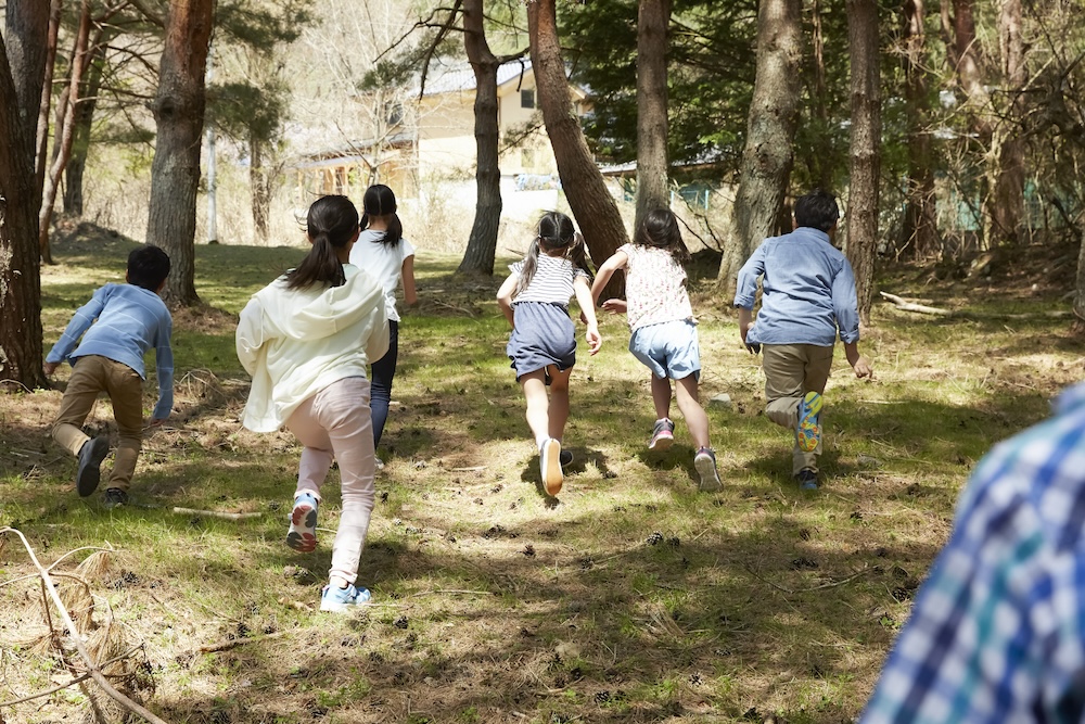 地域で子どもたちの遊ぶ姿が見掛けられなくなって久しい。「遊び場」と「外遊び」を失った子どもたちのその後と…